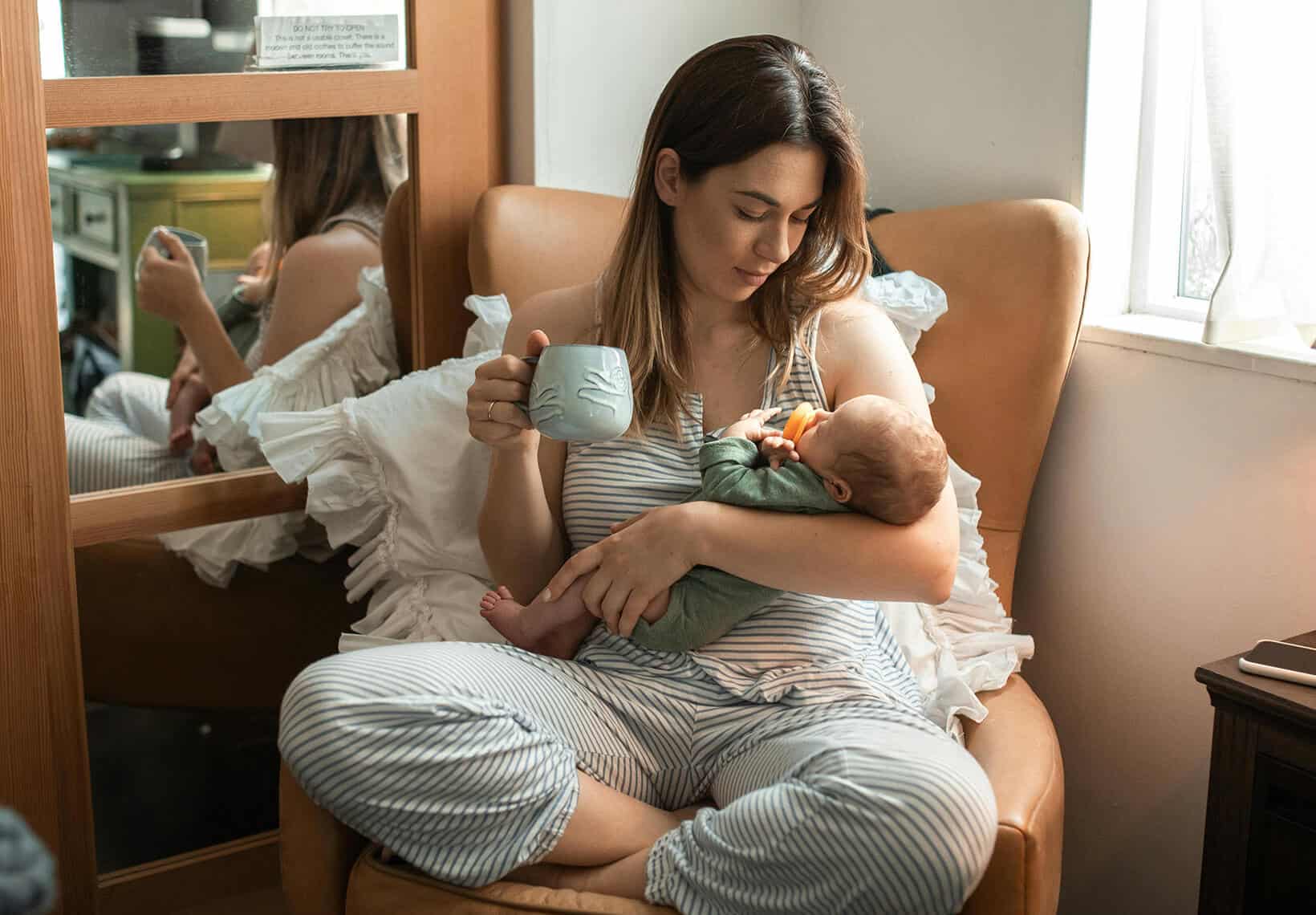 mom-drinking-coffee-breastfeeding-baby